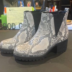 NWOT Mia Jody-S Ankle Booties Snakeskin Size 9